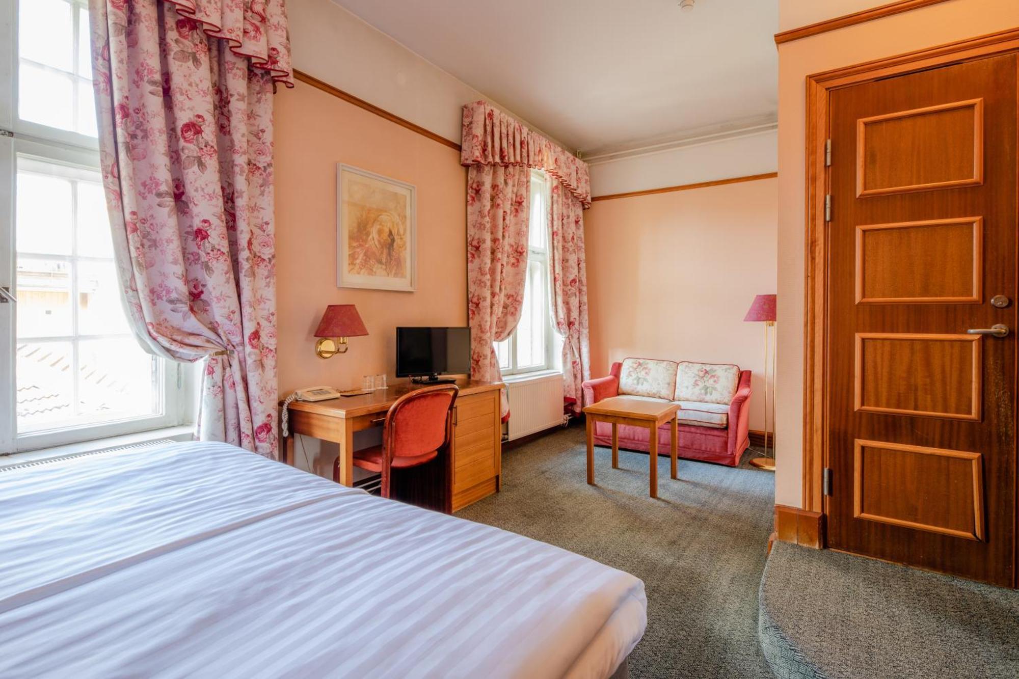 Hotel Victoria Пярну Екстер'єр фото